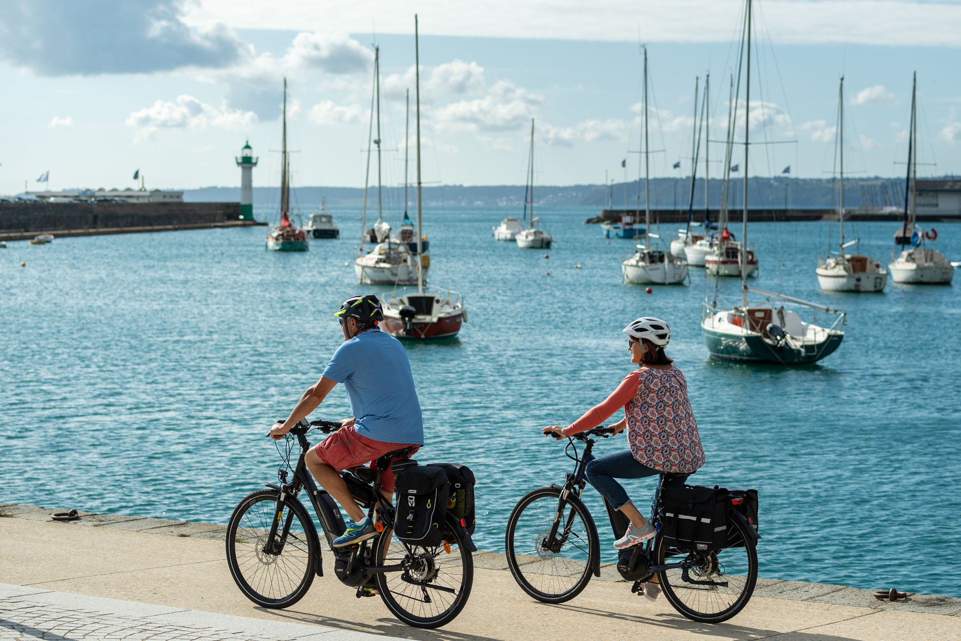 Couple à vélo sur le port de Saint-Quay-Portrieux, Côtes d'Armor