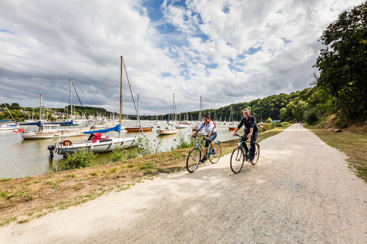 Couple à velo en bord de Rance, Taden