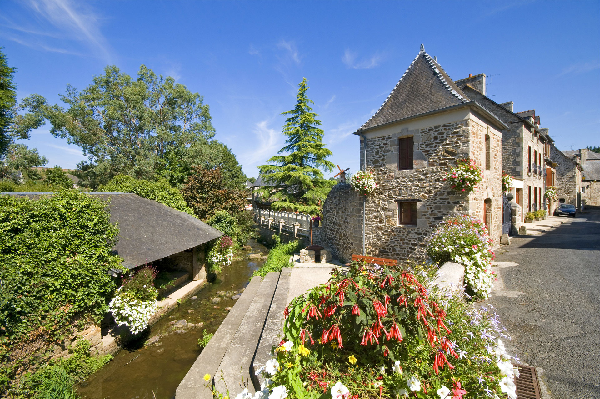 JugonlesLacs Petite cité de caractère Tourisme en Côtes d'Armor