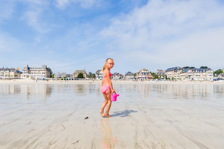 Enfant sur la grande plage, Saint-Cast-le-Guildo