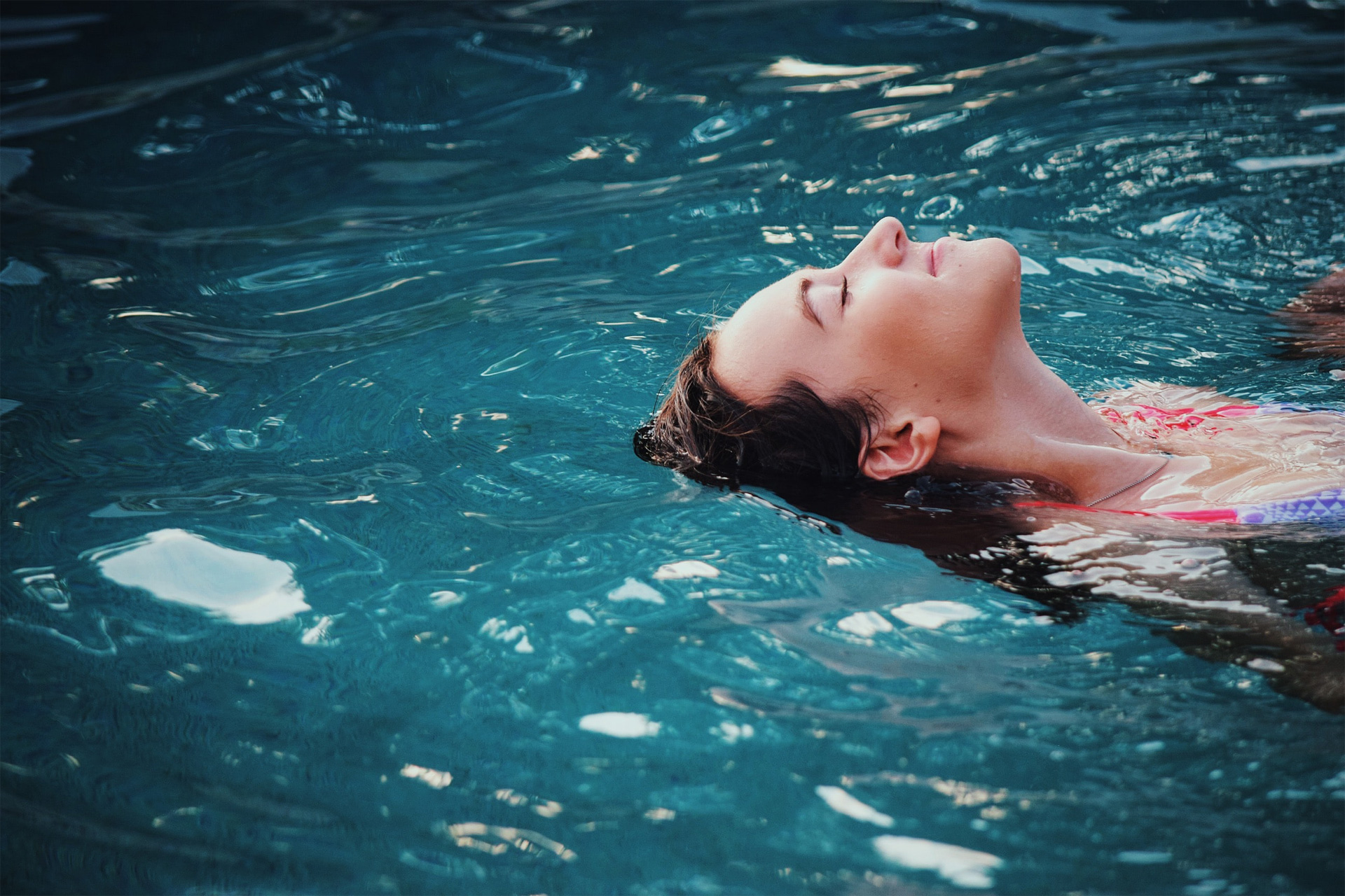 Femme se baigne dans une piscine