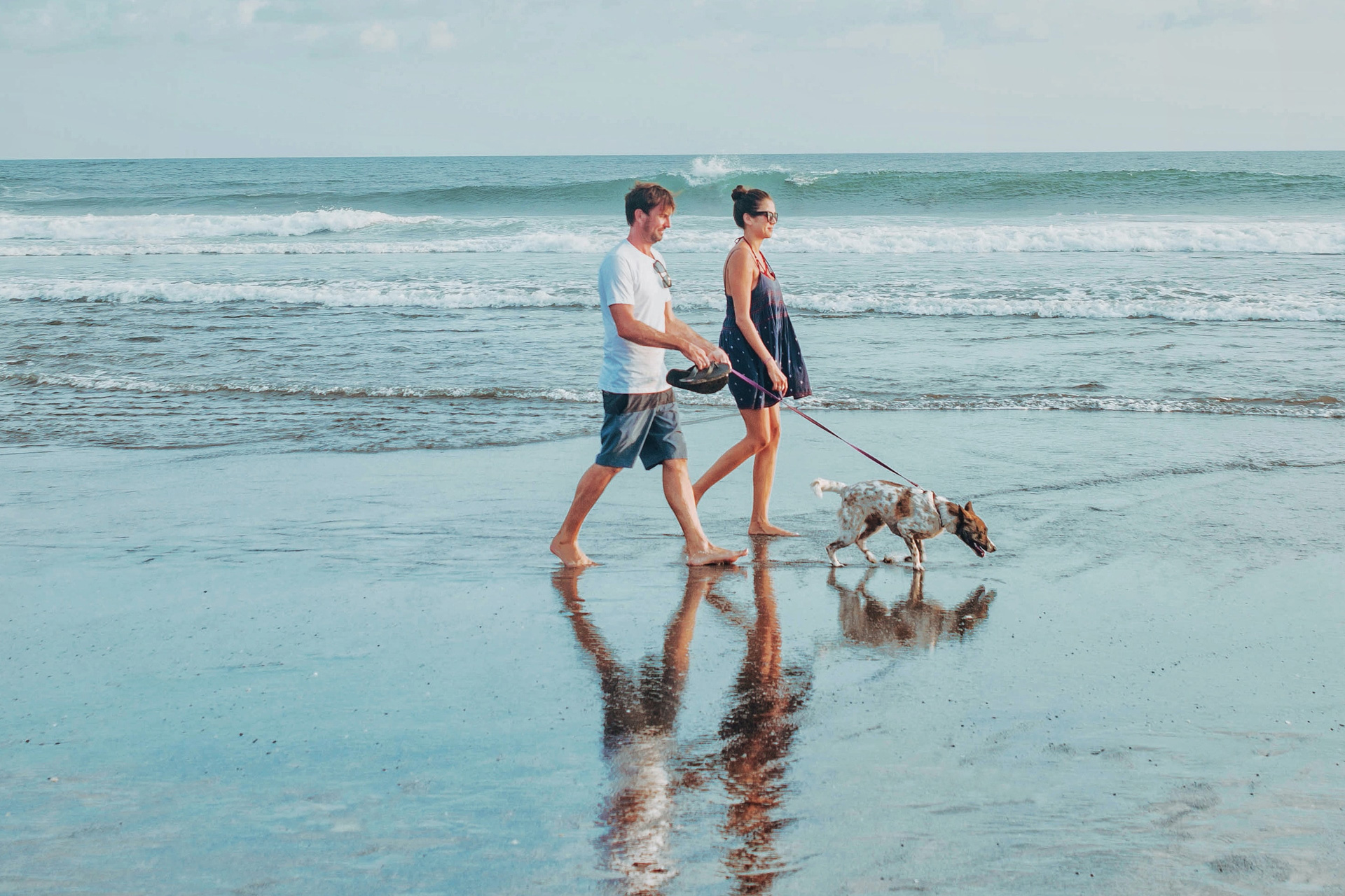 Couple avec chien sur la plage, Côtes d'Armor