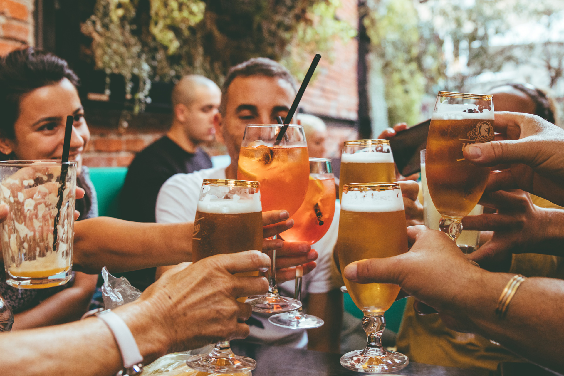 Groupe d'amis dans un bar