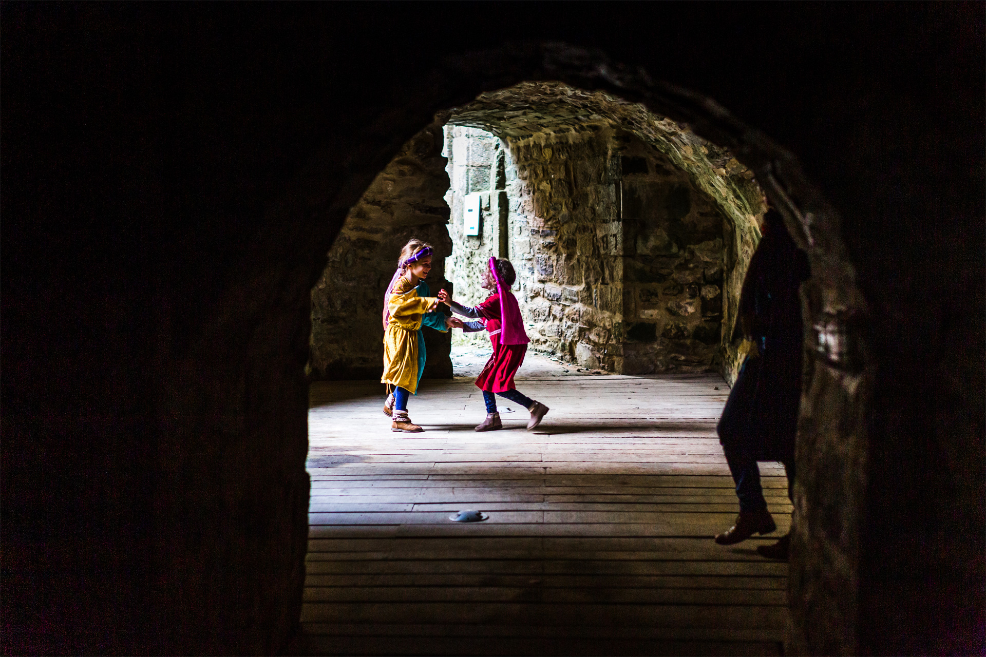 Enfants jouant dans le Château de la Hunaudaye, Plédéliac