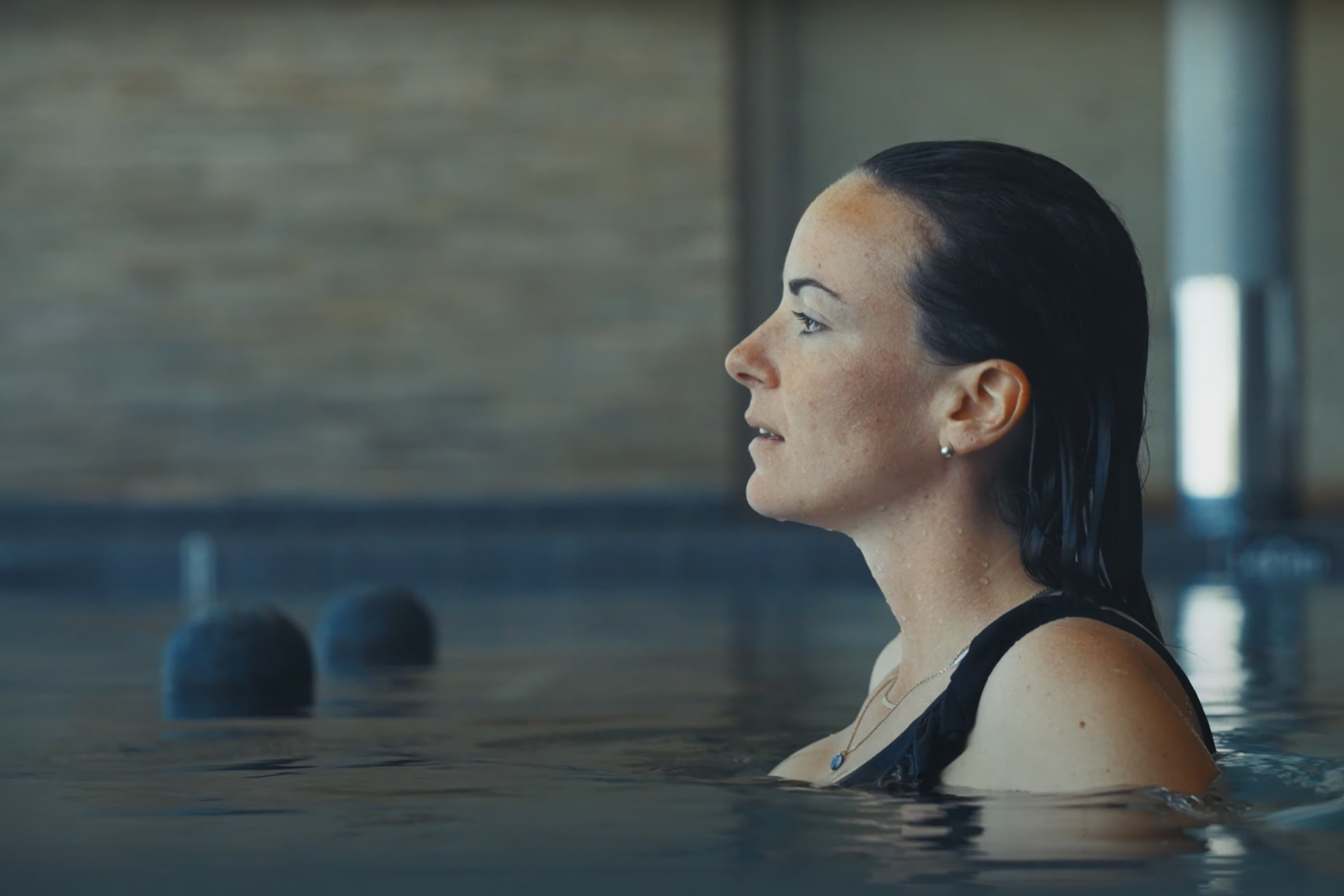 Femme nageant dans piscine Spa du Val André