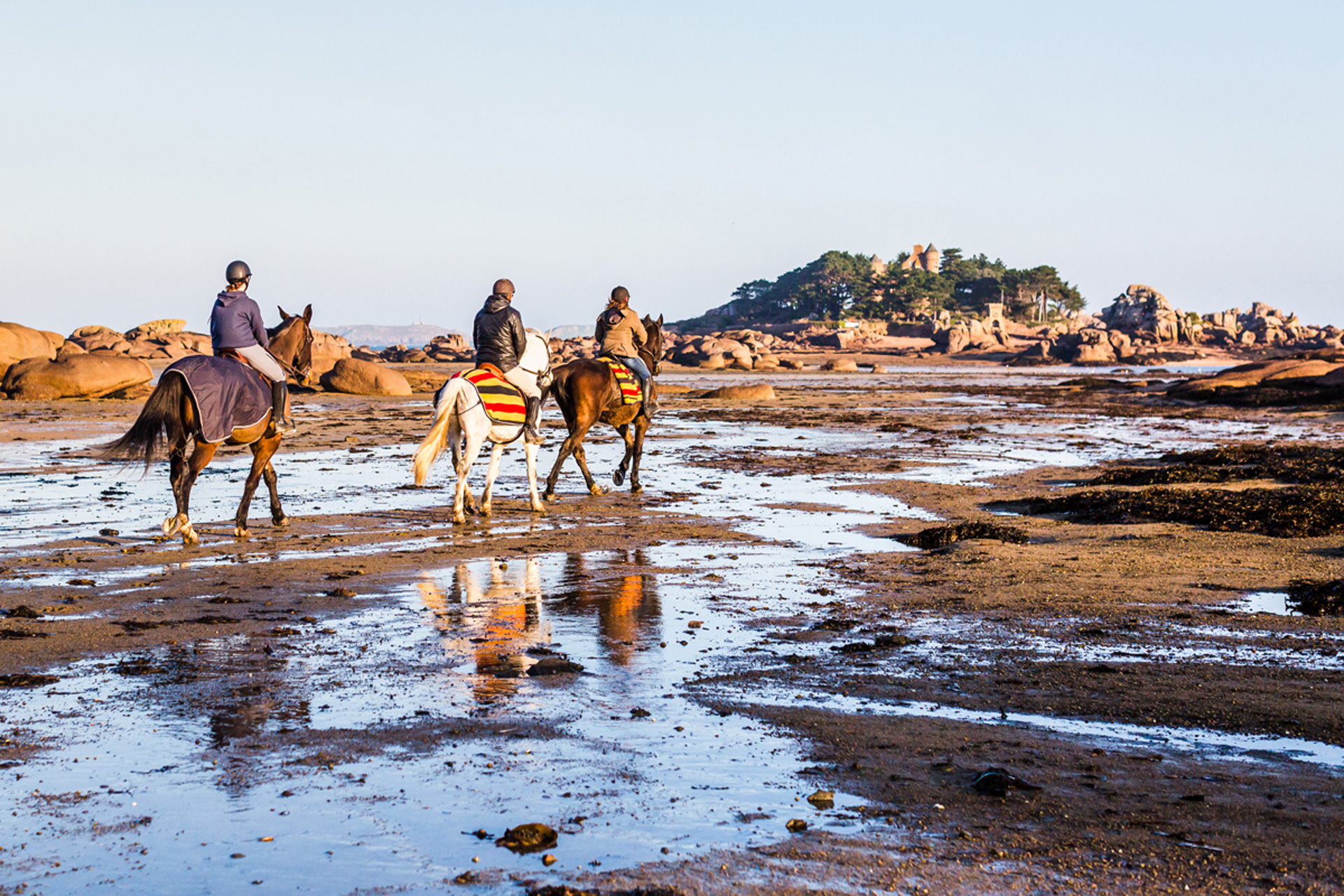Cavalier sur la Côte de Granit Rose, Trégastel, Côtes d'Armor