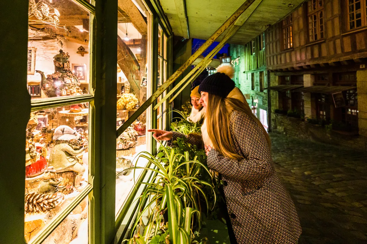 Femmes regardant boutique dans rue de Dinan, Côtes d'Armor