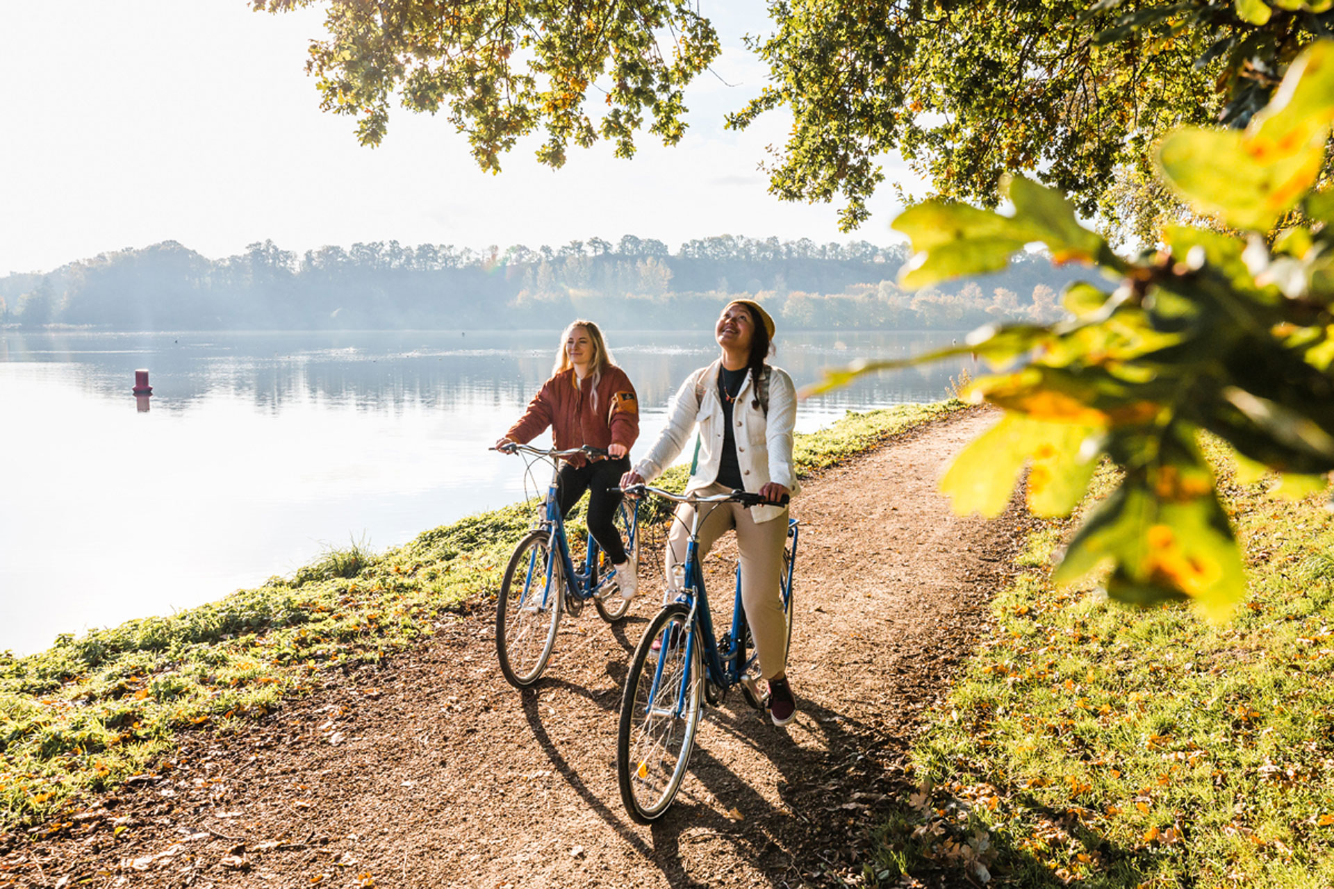 Deux femmes à vélo sur les bords de la Rance, Côtes d'Armor