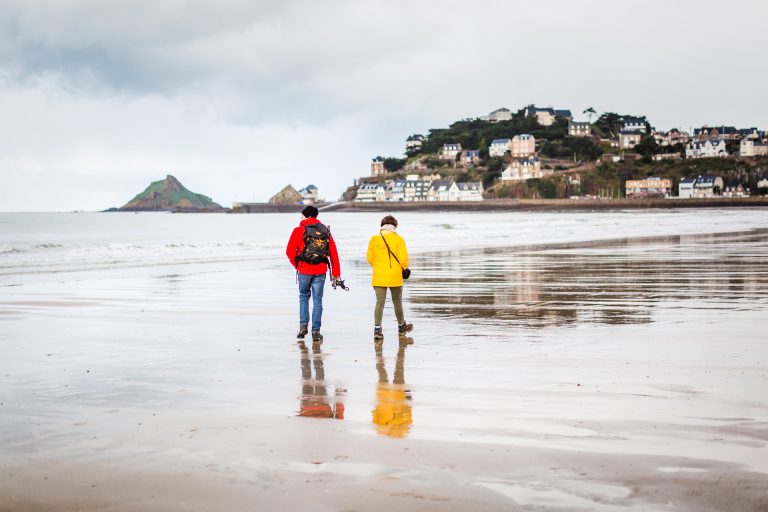 Couple sur la plage du Val André, Côtes d'Armor