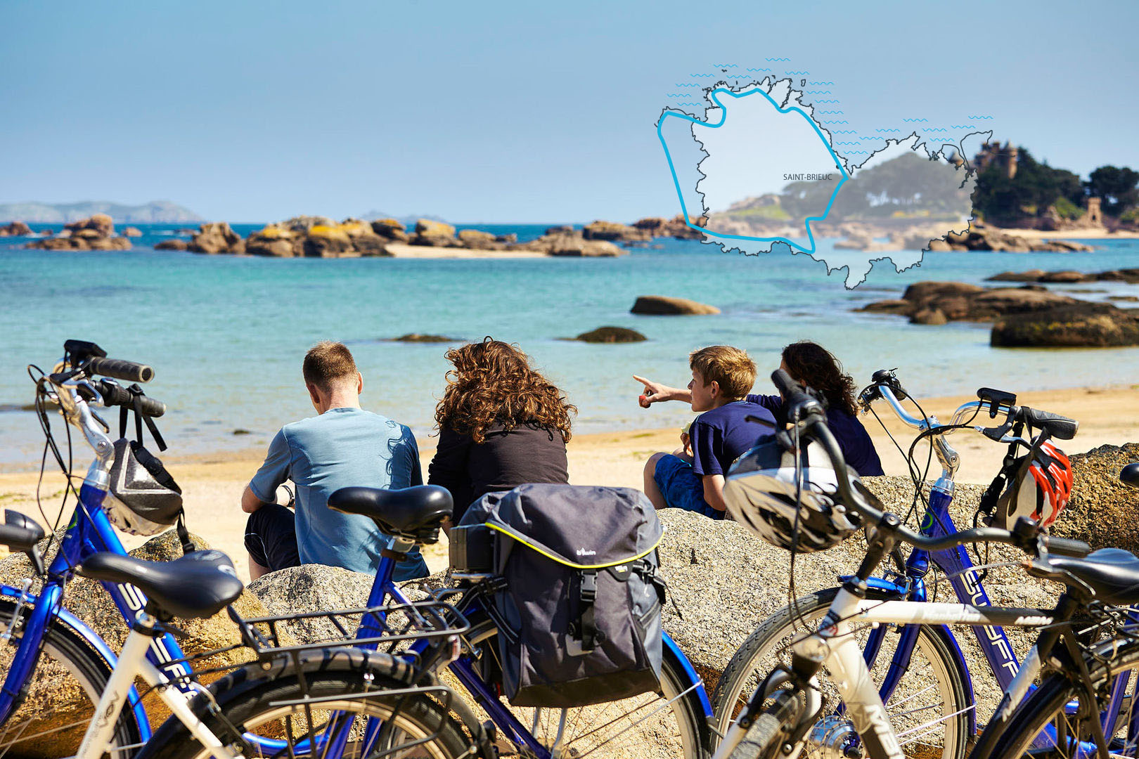 Famille à vélo devant la mer à Trégastel, Côtes d'Armor