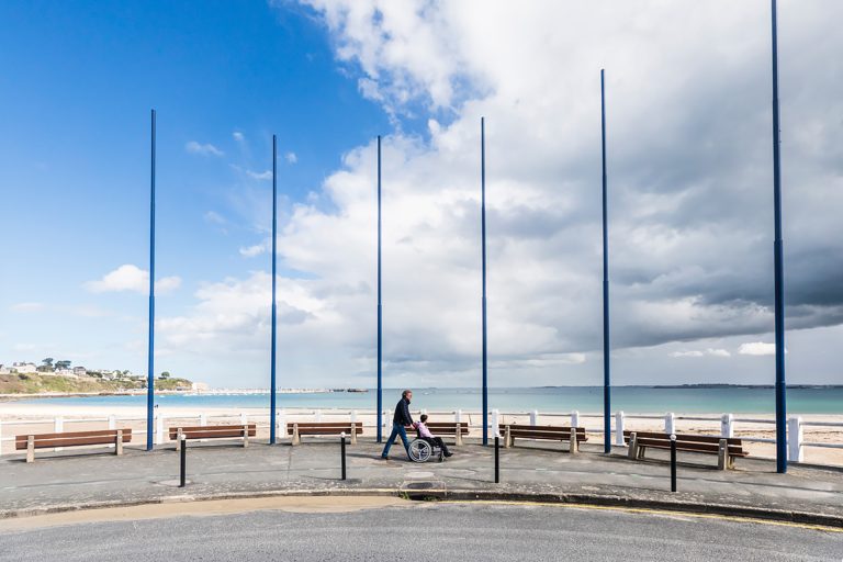 Couple handicap sur la digue, Saint-Cast-le-Guildo, Côtes d'Armor