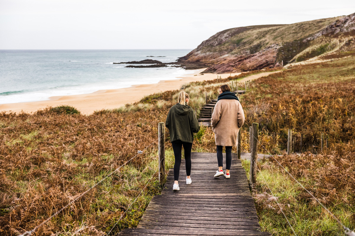 Femmes sur la plage du Lourtuais, Erquy