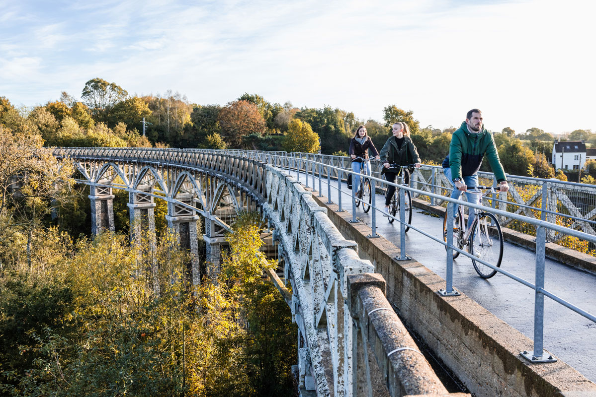 Cyclistes sur viaduc des ponts neufs, hillion