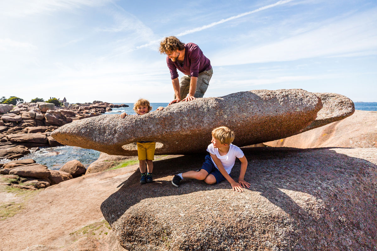 Famille jouant sur un rocher, Trégastel, Côtes d'Armor