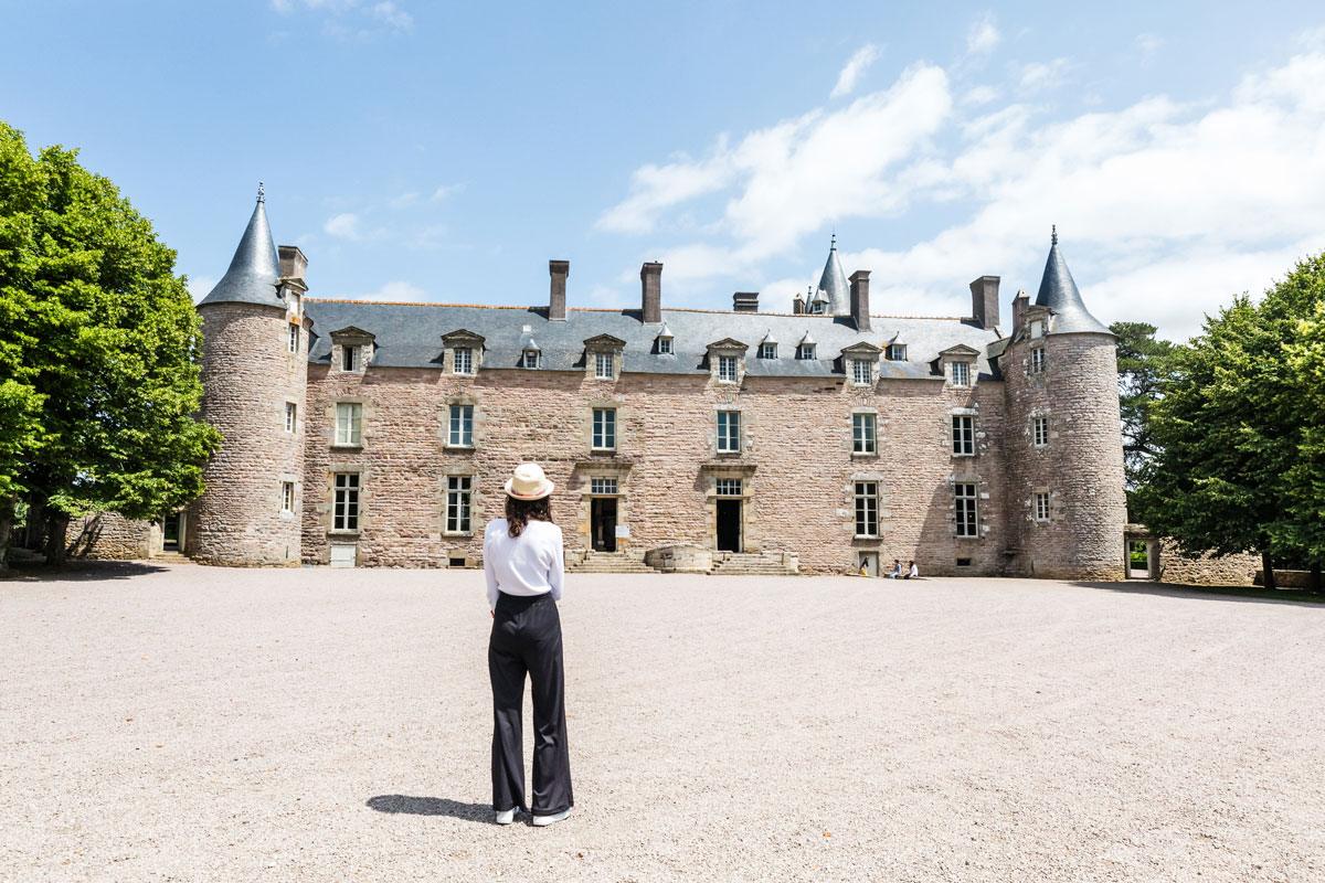 Cour du château de Bienassis, Erquy, Côtes d'Armor