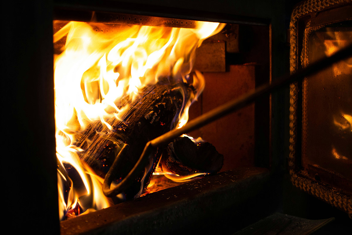 Feu de bois dans un poële