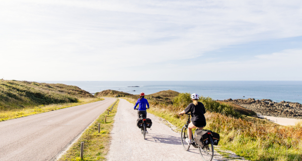 Femmes à vélo au Cap Fréhel, Plévenon, Côtes d'Armor