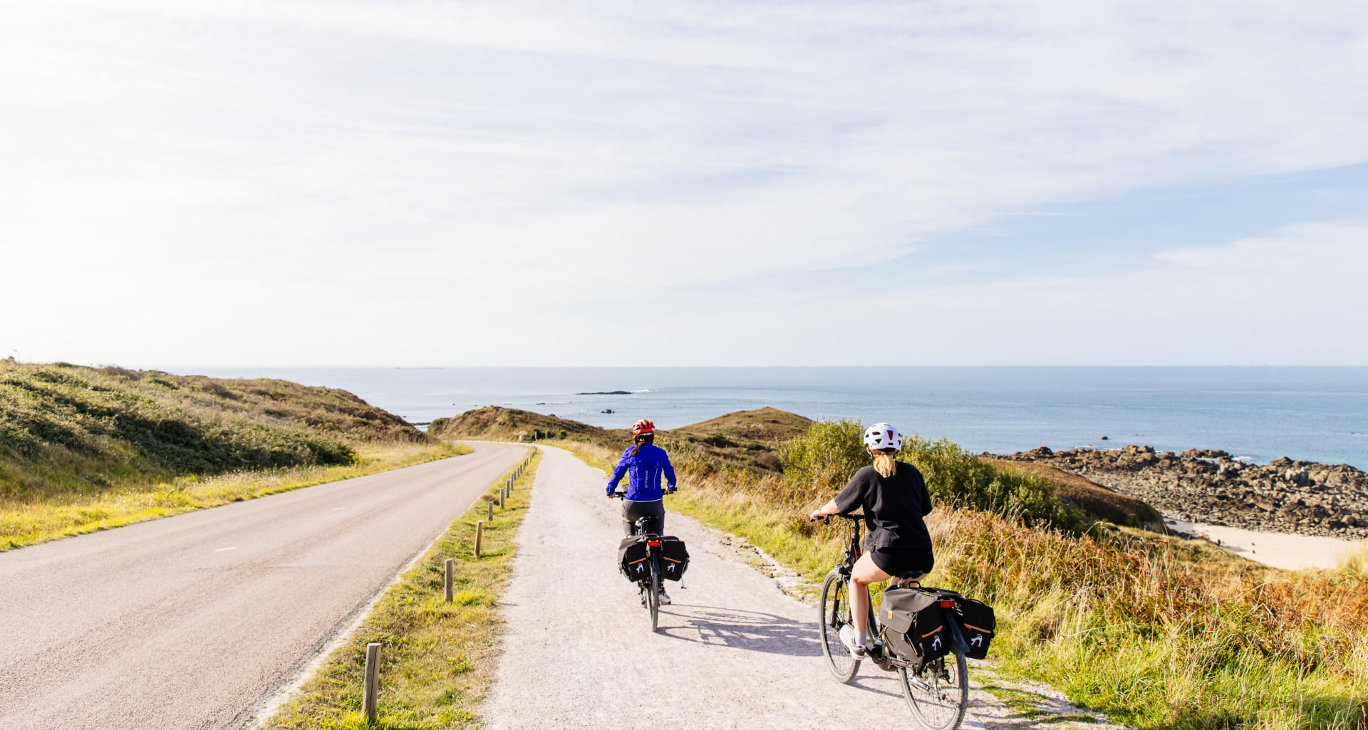 Femmes à vélo au Cap Fréhel, Plévenon, Côtes d'Armor