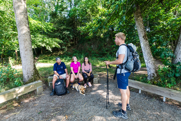 Groupe de randonneurs le long de la Rance, Plouër-sur-Rance, Côtes d'Armor