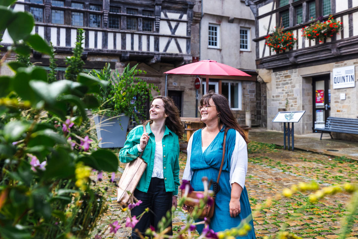 Femmes à Quintin, Côtes d'Armor, Bretagne